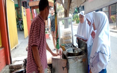 DUA SISWA MTS TERPADU AR ROIHAN RAIH MEDALI PERAK DALAM LOMBA KARYA