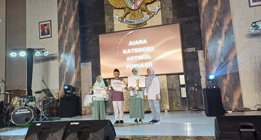 DUA  PESERTA DIDIK  MTS TERPADU AR ROIHAN LAWANG RAIH JUARA  DALAM  JOURNALIST AND DESAIGN COMPETITION (JURASSIC)  2024