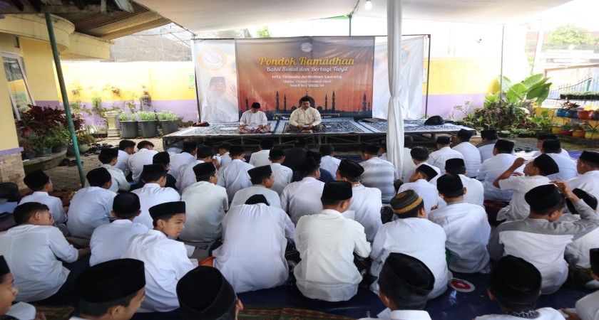 Pondok Ramadan 1447 H, MTs Terpadu Ar Roihan Lawang  Tebar Kepedulian Lewat Bakti Sosial dan Berbagi Takjil