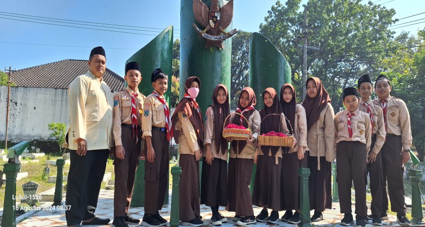 KEGIATAN TABUR BUNGA MTS TERPADU AR ROIHAN LAWANG: TANAMKAN NILAI PATRIOTISME PESERTA DIDIK