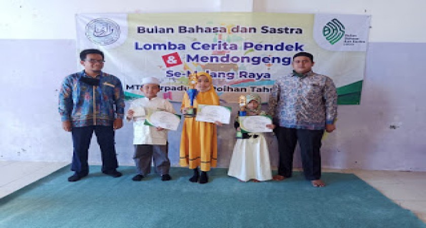 PENERIMAAN HADIAH LOMBA MENULIS CERPEN DAN MENDONGENG MASTER AR-ROIHAN LAWANG