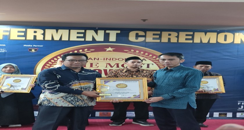 Kepala MTs Terpadu Ar-Roihan Lawang Raih Penghargaan Asean-Indonesia The Most Innovative Excellent Award 2025