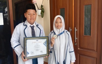 DUA SISWA MTS TERPADU AR ROIHAN RAIH MEDALI PERAK DALAM LOMBA KARYA TULIS ILMIAH TINGKAT NASIONAL DAN INTERNASIONAL