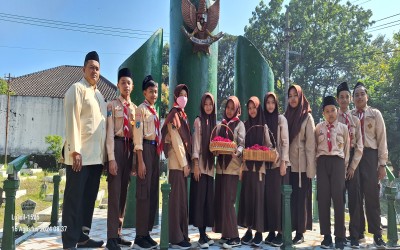 KEGIATAN TABUR BUNGA MTS TERPADU AR ROIHAN LAWANG: TANAMKAN NILAI PATRIOTISME PESERTA DIDIK